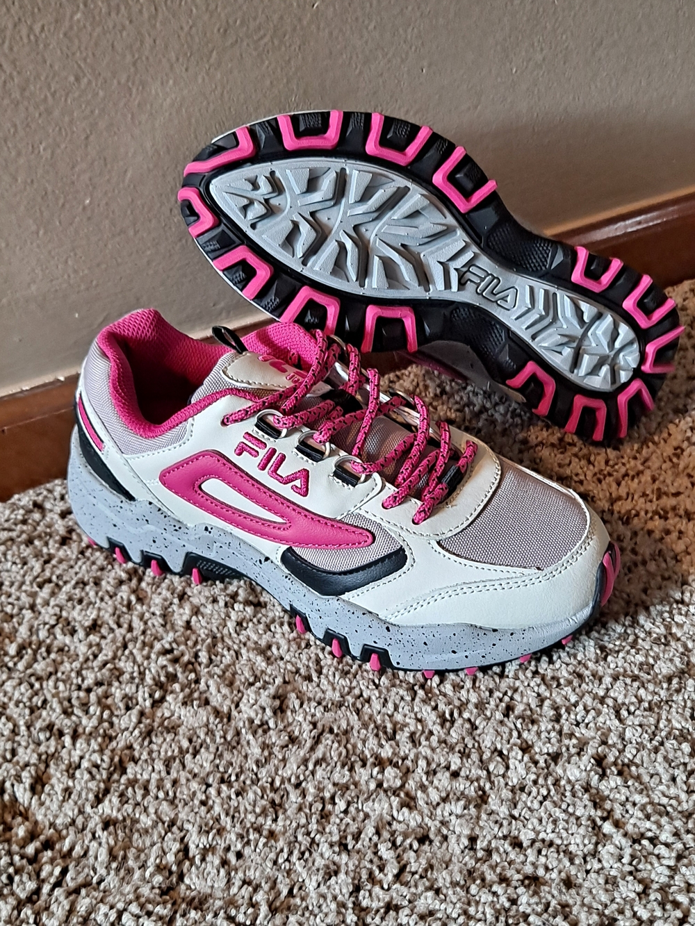 Fila Reminder Women's Leather White and Pink Trail Running Sneakers Size 6